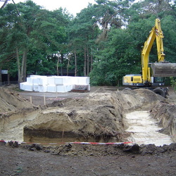 Uitgraven en beton storten, juni 2007